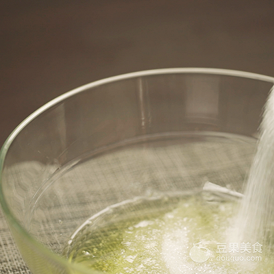 这样的足球不能踢却能吃,世界杯足球蛋糕神还原