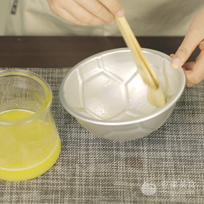 这样的足球不能踢却能吃,世界杯足球蛋糕神还原