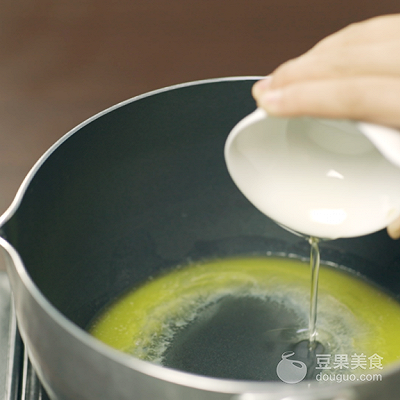 这样的足球不能踢却能吃,世界杯足球蛋糕神还原