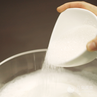 这样的足球不能踢却能吃,世界杯足球蛋糕神还原