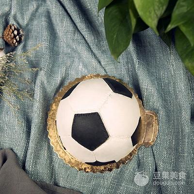 这样的足球不能踢却能吃,世界杯足球蛋糕神还原