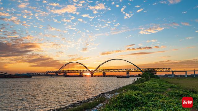南沙港铁路途经4市直达欧洲,“亚洲第一跨”点亮沿途风景