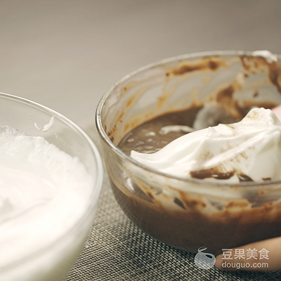 这样的足球不能踢却能吃,世界杯足球蛋糕神还原