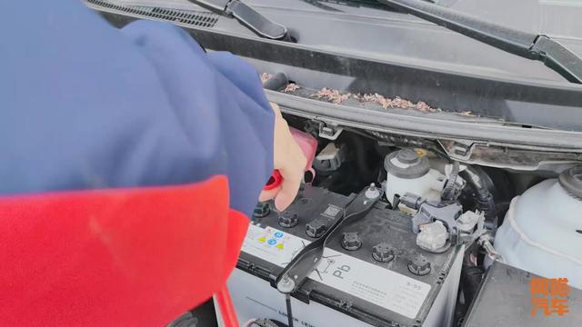 车子电瓶没电打不着,喵哥手把手教你搭火,这三点,搞错很危险