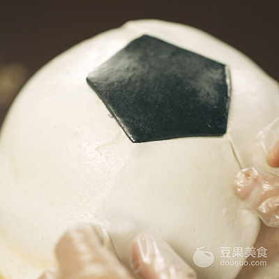 这样的足球不能踢却能吃,世界杯足球蛋糕神还原