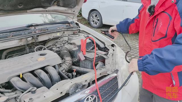 车子电瓶没电打不着,喵哥手把手教你搭火,这三点,搞错很危险