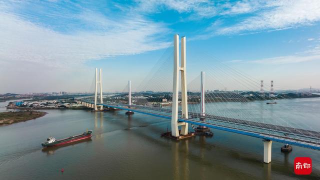 南沙港铁路途经4市直达欧洲,“亚洲第一跨”点亮沿途风景