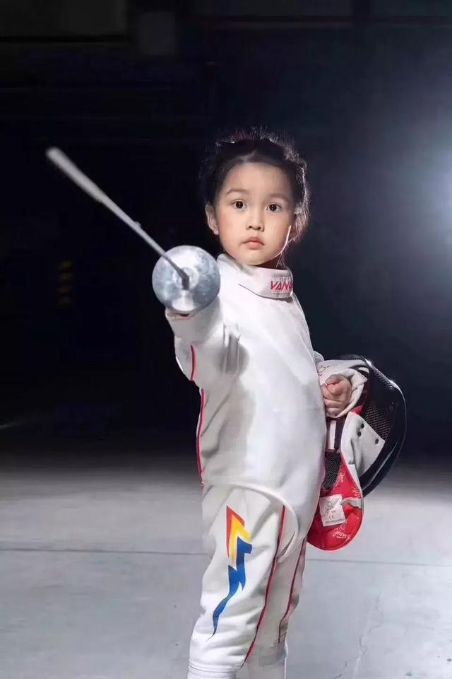 一线测评|梦想孩子能够仗“剑”走天涯 万国体育击剑运动实测