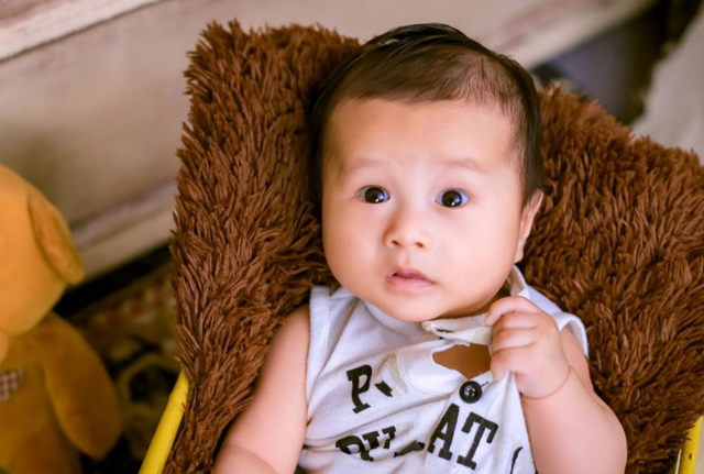 超级富豪给孩子取名字中,能看出两点“避讳”,民间取名却总触底