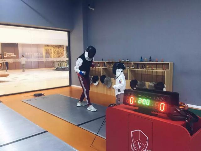 一线测评|梦想孩子能够仗“剑”走天涯 万国体育击剑运动实测