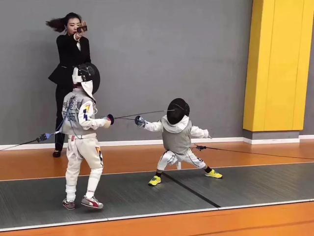 一线测评|梦想孩子能够仗“剑”走天涯 万国体育击剑运动实测