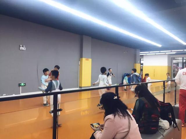 一线测评|梦想孩子能够仗“剑”走天涯 万国体育击剑运动实测