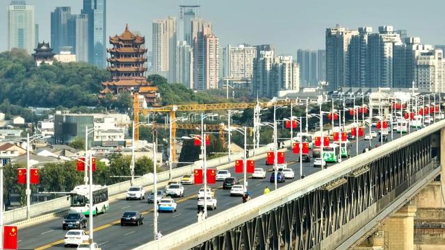 被童谣广泛传诵的武汉长江大桥,刚刚过完六十五岁生日