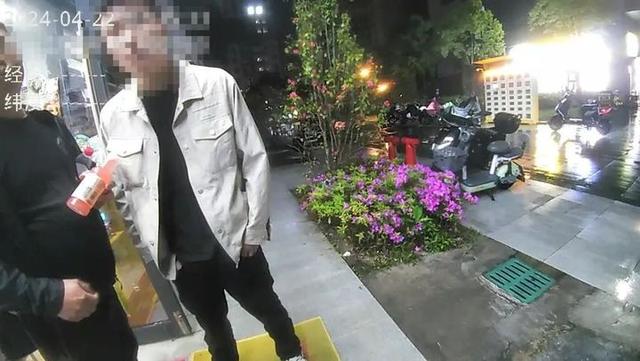 小伙连续3天买酒,陪他聊天的“中国好老板”是什么人?