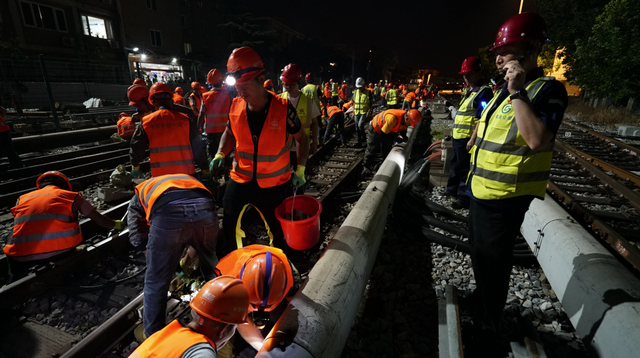 地铁2号线太平湖车辆段改造施工,16组列车今晚留宿地铁站