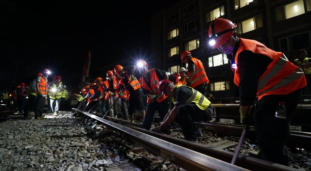 地铁2号线太平湖车辆段改造施工,16组列车今晚留宿地铁站