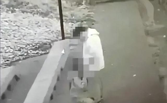大瓜!情侣野外露骨行为被全程直播,翻录传播者遭到行政拘留