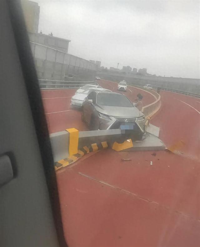 “豆腐渣”路面致车辆打滑发生车祸?大连市政:车辆较多路面防滑颗粒被碾掉,正在调查