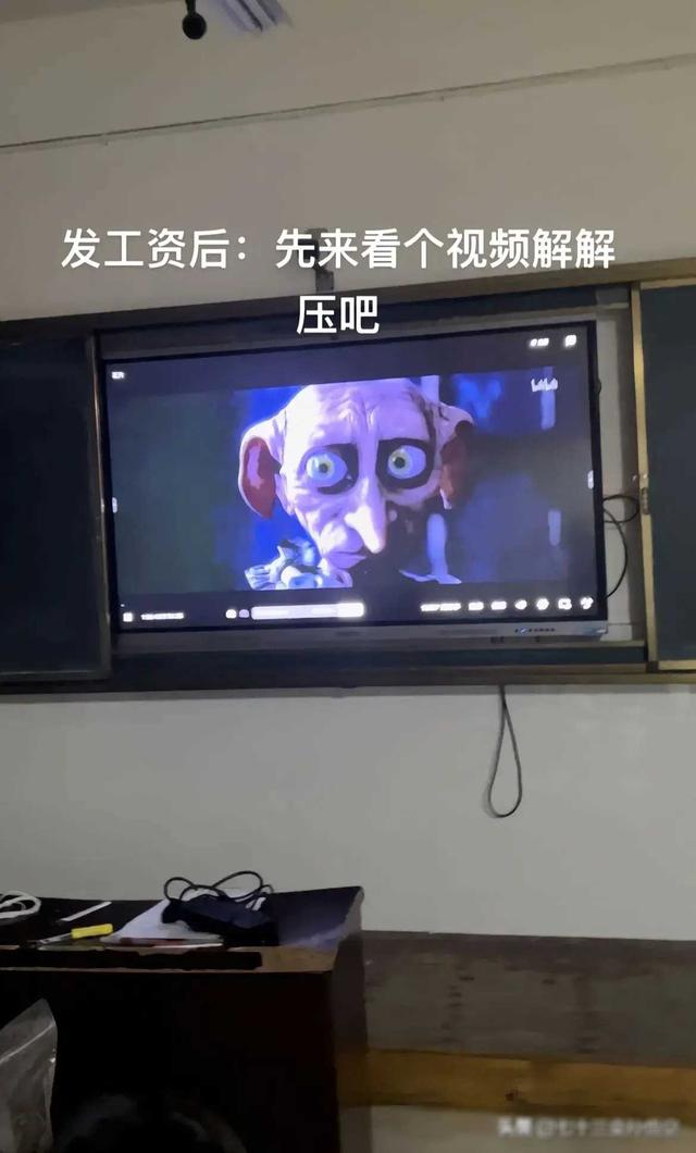 四川一女教师吐槽3月工资只有9百多,遭到网友嘲笑,评论区笑死