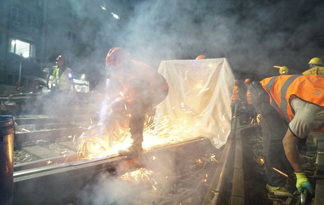 地铁2号线太平湖车辆段改造施工,16组列车今晚留宿地铁站