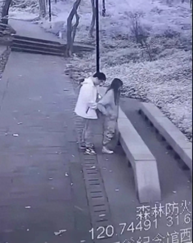 大瓜!情侣野外露骨行为被全程直播,翻录传播者遭到行政拘留