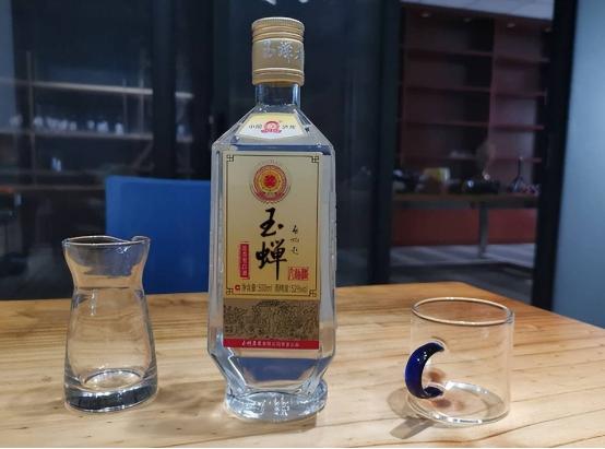 茅台酒瓶上的红飘带有啥作用?行家:内藏玄机!别再不知道闹笑话