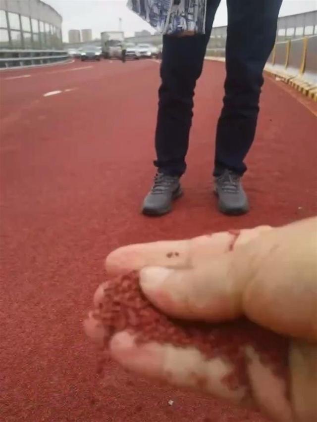 “豆腐渣”路面致车辆打滑发生车祸?大连市政:车辆较多路面防滑颗粒被碾掉,正在调查