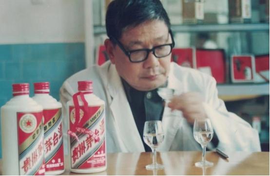 茅台酒瓶上的红飘带有啥作用?行家:内藏玄机!别再不知道闹笑话