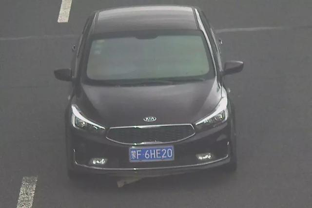 这个车牌好奇怪 “E”怎么反了!