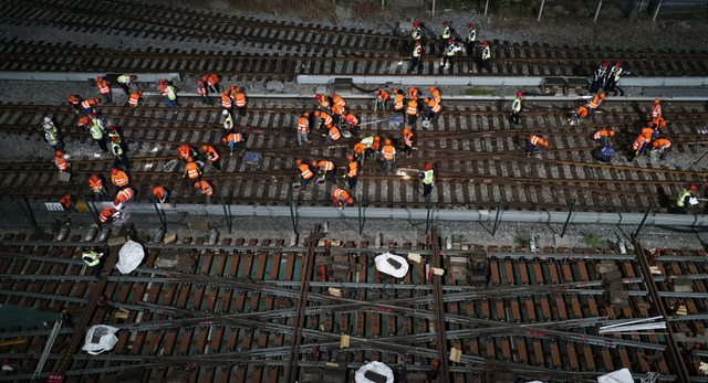 地铁2号线太平湖车辆段改造施工,16组列车今晚留宿地铁站