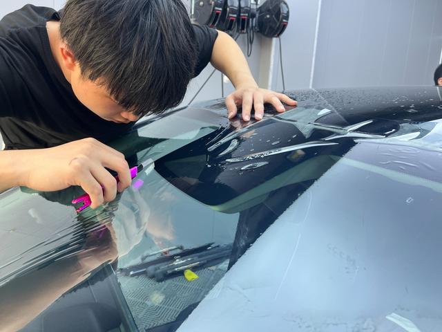 汽车贴膜后为什么要晒太阳?是暴晒还是阴干呢?