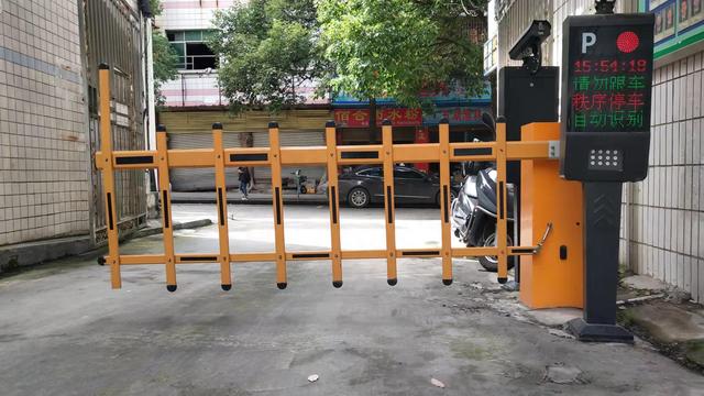 小轿车撞断小区道闸杆 物业公司索赔3000元 究竟道闸值多少钱