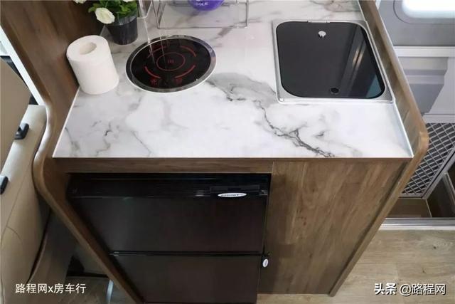 内饰温馨，配置齐全的四款高性价实用型科发房车