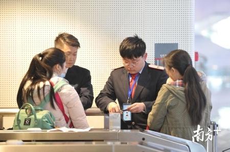 美！春运“多彩制服”已“配齐”，你何时回家找“佩奇”？