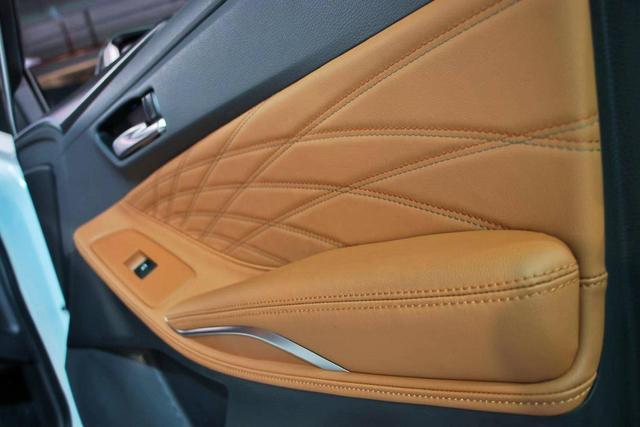 外表很“嚣张”，内心却很丰田！场地试驾一汽丰田亚洲龙