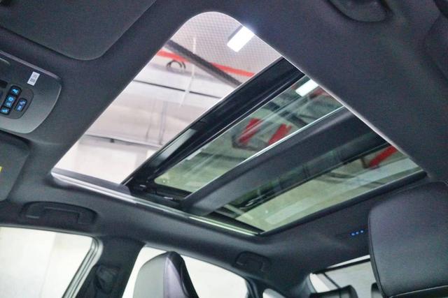 外表很“嚣张”，内心却很丰田！场地试驾一汽丰田亚洲龙