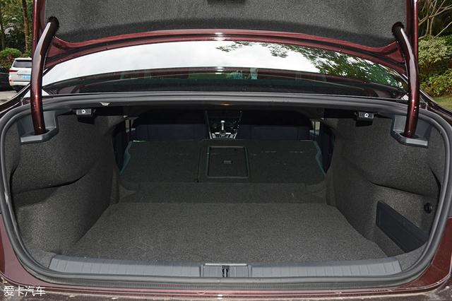 巩固标杆地位 试驾新款一汽-大众迈腾