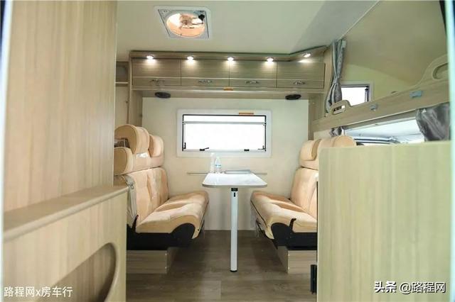 内饰温馨，配置齐全的四款高性价实用型科发房车