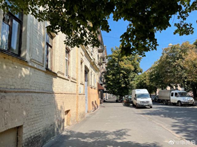 老华人爱思带我逛哈尔科夫，结果到了他家后花园，聊异国开挂逆袭