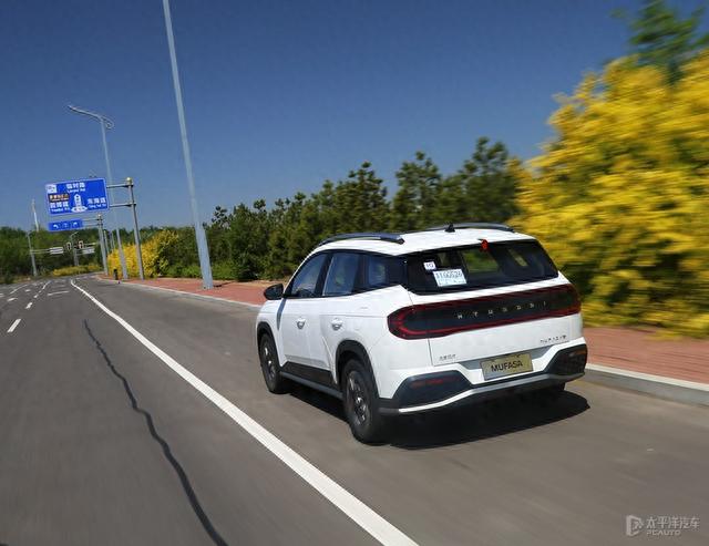 北京现代又推燃油车！价格不到14万，油耗不足7L，这台沐飒香吗