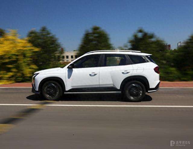 北京现代又推燃油车！价格不到14万，油耗不足7L，这台沐飒香吗