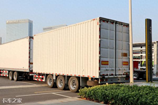 总长20米，还是国六排放，解放J6中置轴货车来了