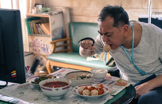 林家栋的《手卷烟》：落魄古惑仔倒卖金钱龟，港片复兴有望