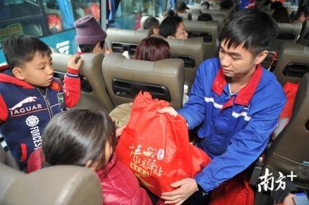 美！春运“多彩制服”已“配齐”，你何时回家找“佩奇”？