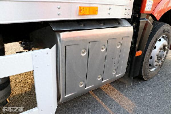 总长20米，还是国六排放，解放J6中置轴货车来了