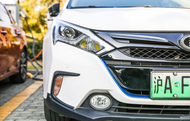 绿牌车过8年质保，看到更换电池的价格后，车主：早知道买油车了