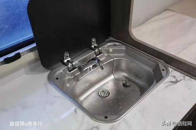 内饰温馨，配置齐全的四款高性价实用型科发房车