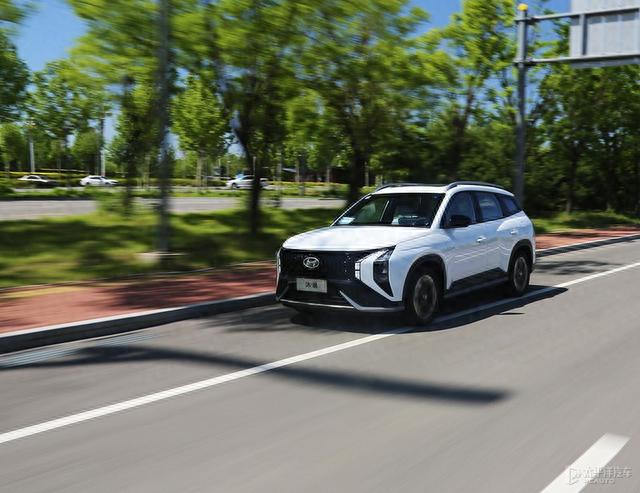 北京现代又推燃油车！价格不到14万，油耗不足7L，这台沐飒香吗