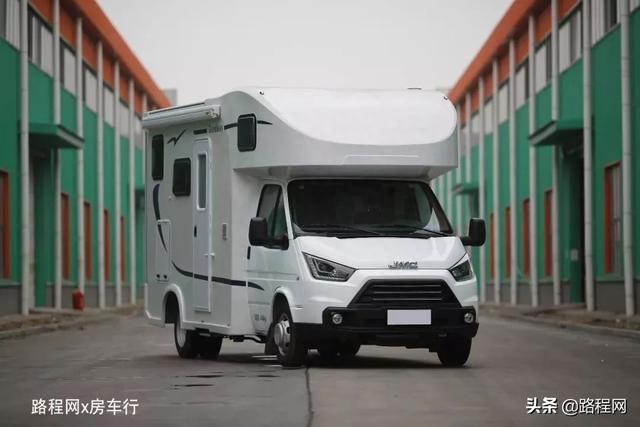 内饰温馨，配置齐全的四款高性价实用型科发房车