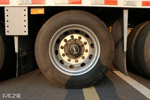 总长20米，还是国六排放，解放J6中置轴货车来了